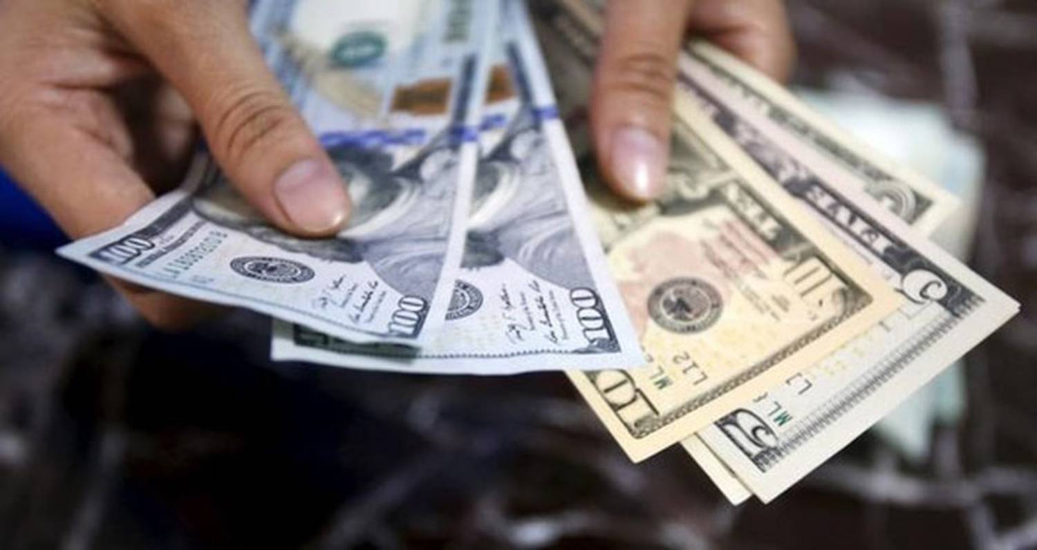 Dólar opera em alta e 'encosta' em R$ 5